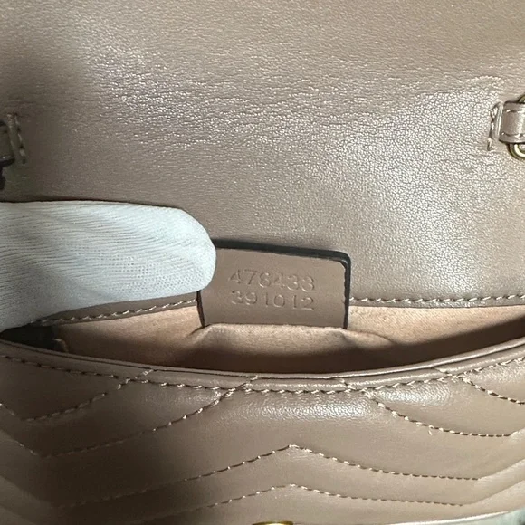 🔥🔥🔥 Gucci Women's Beige Quilted Mini Crossbody Bag with Gold Chain 🔥🔥🔥 - Picture 7 of 8